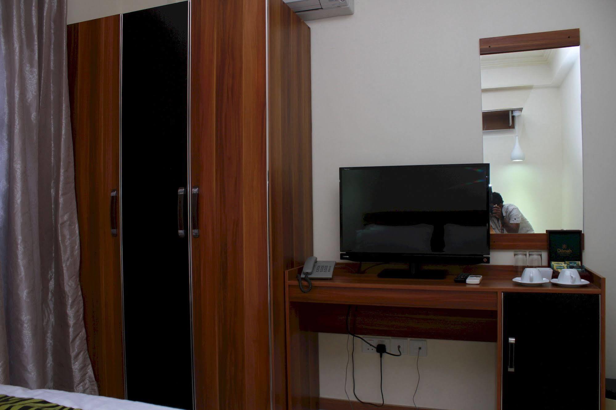 Surfview Raalhugandu Hotel Malé Buitenkant foto