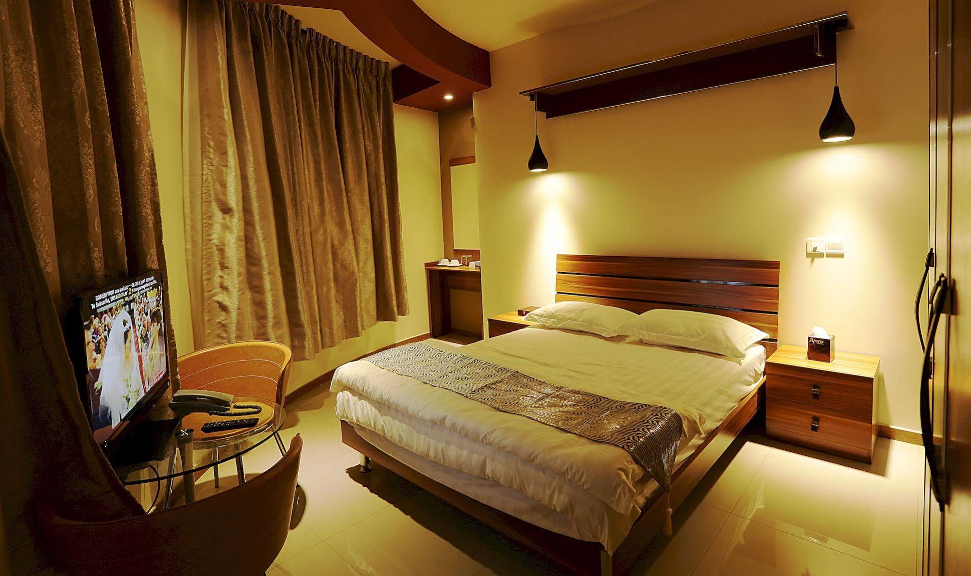 Surfview Raalhugandu Hotel Malé Buitenkant foto
